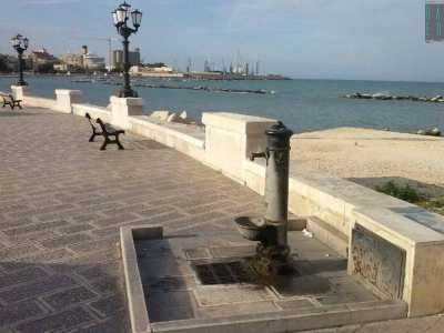 Il litorale sud di Bari inizia nel punto in cui la strada che fiancheggia la costa diventa nuovamente un lungomare (Imperatore Augusto) e agli occhi dei cittadini si riapre l�orizzonte blu dell�Adriatico. Da questo momento la strada si fa �monumentale�, puntellata da panchine e dai caratteristici e antichi lampioni in ferro nero
